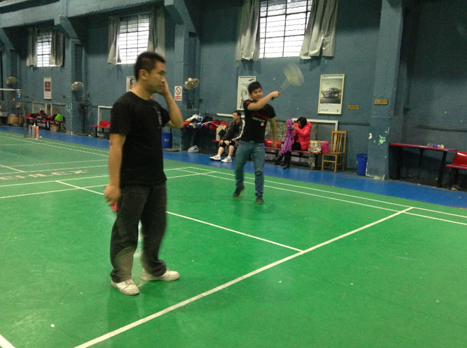 為了豐富員工的業(yè)余生活，體現(xiàn)員工工作之外的價值，增進各部門員工之間的了解，增強大家的團體合作精神和凝聚力。16號下午公司成功組織員工在樂樂羽毛球館進行運動鍛煉，活動不設比賽進程，旨在緊張的工作之余，放松鍛煉公司職員的身心?？鞓返墓ぷ?，健康的生活！  圖為同事們奮力拼搏的場面