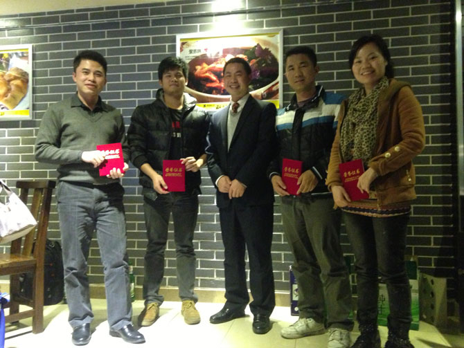  告別2013迎接2014,卓石公司團(tuán)隊(duì)年終聚餐,一起探討企業(yè)發(fā)展戰(zhàn)略與品嘗舌尖上的美味，非常感謝大家一直以來對(duì)卓石公司的支持，2014年我們會(huì)更加努力，會(huì)做得更好！